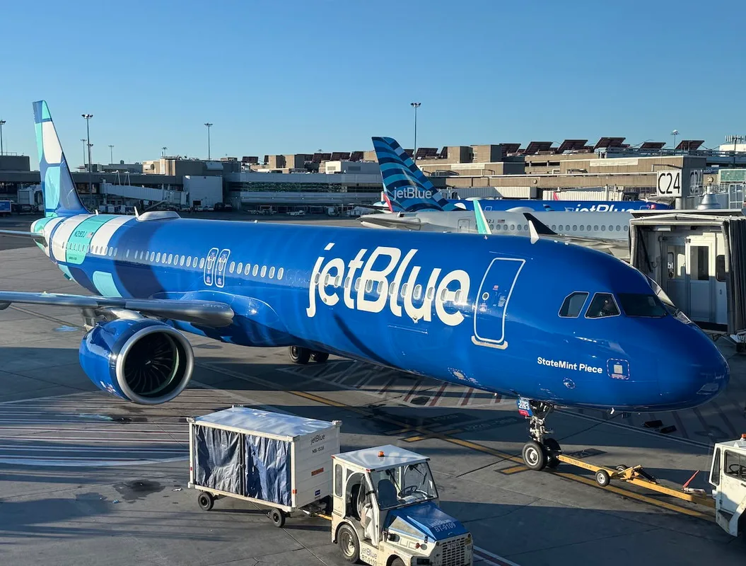 United Airlines Có Nên Mua JetBlue? Cơ Hội Hoàn Hảo Hay Chỉ Là Tâm Lý?