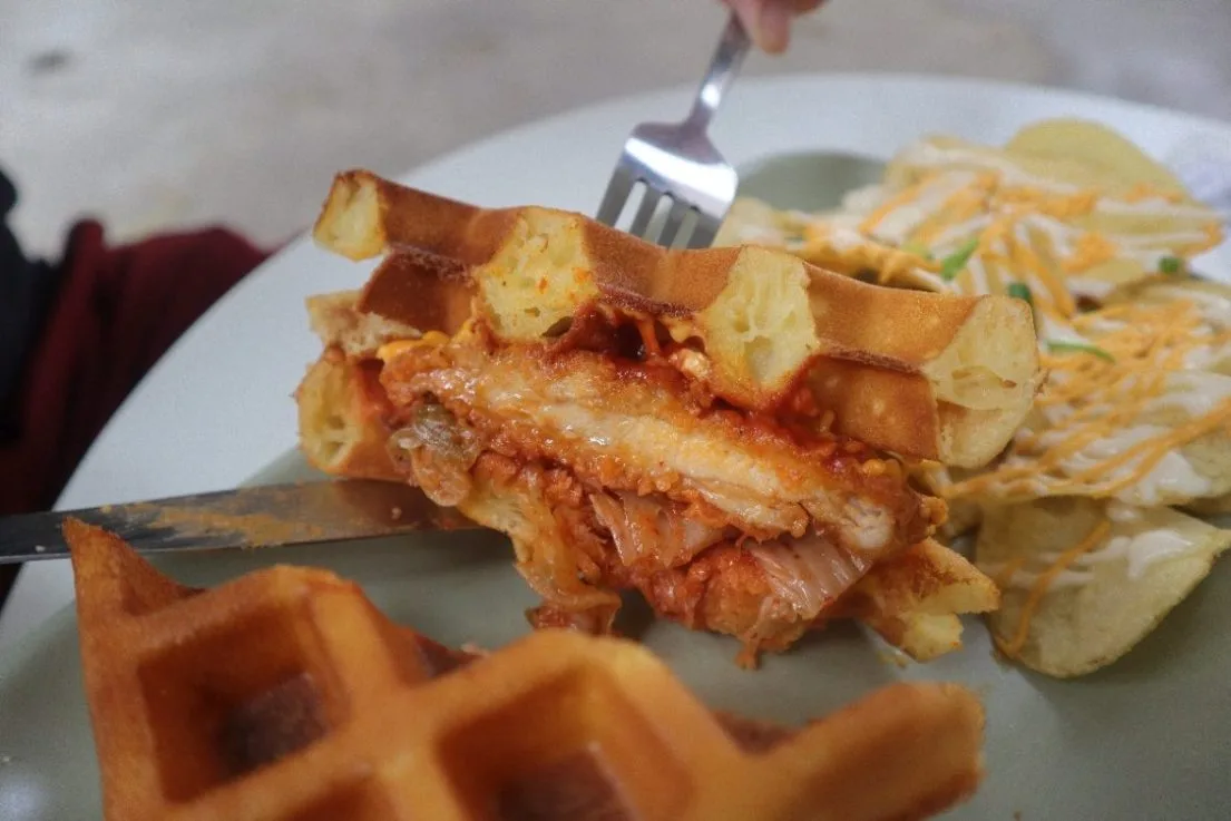 Waffl.: Quán cafe ẩn mình với burger waffle mặn và thức uống lava milk