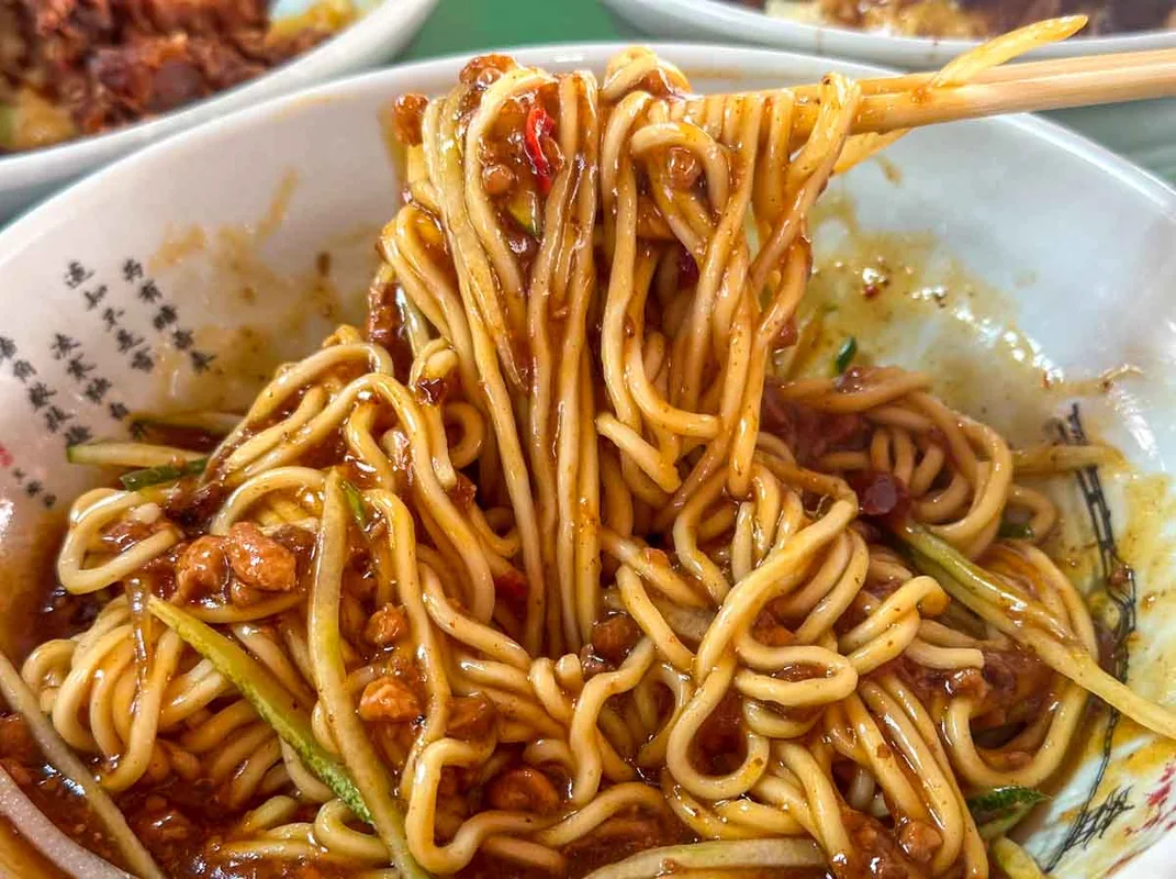 Xi Duo Duo: Quán ăn Trung Quốc ít người biết đến với món cơm trứng và mì truyền thống
